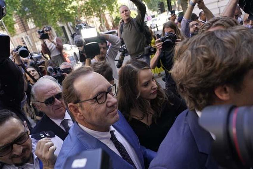 Kevin Spacey taciz iddiasından mahkemeye çıktı! Basın ordusu tarafından kuşatıldı...