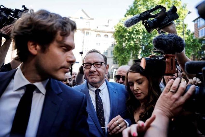 Kevin Spacey taciz iddiasından mahkemeye çıktı! Basın ordusu tarafından kuşatıldı...