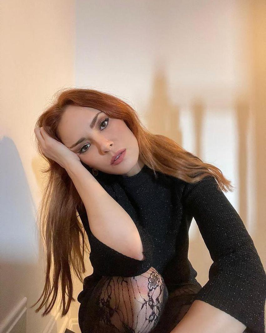 Mine Tugay'dan derin yırtmaçlı poz!
