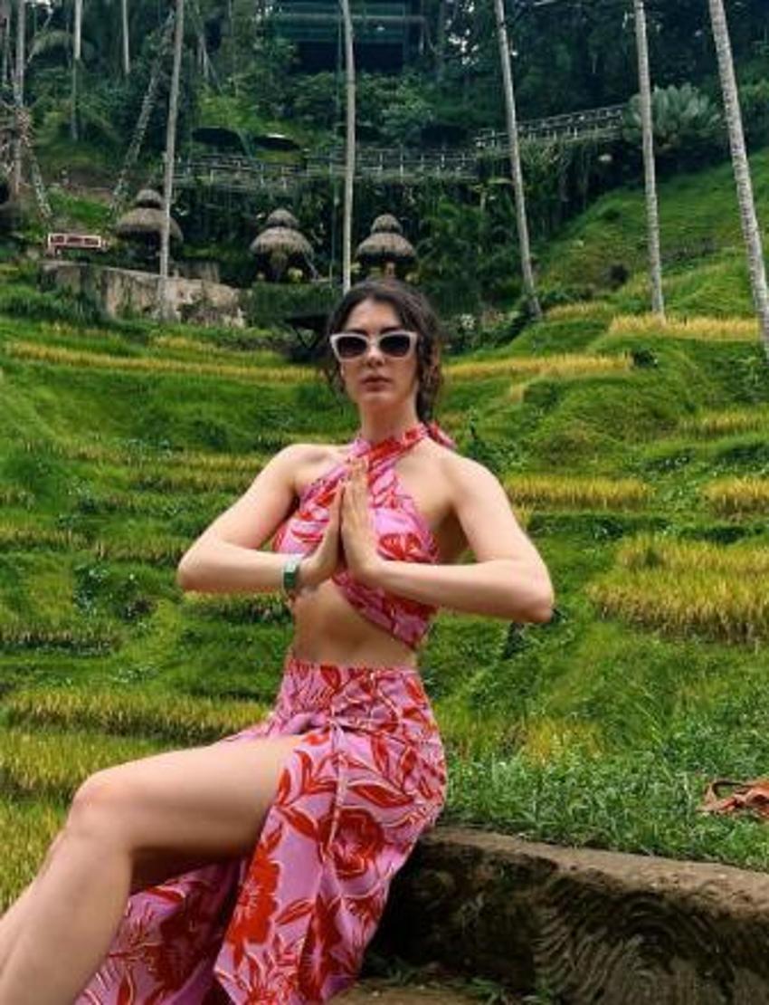 Burcu Özberk fit haliyle tüm dikkatleri üzerinde topladı!