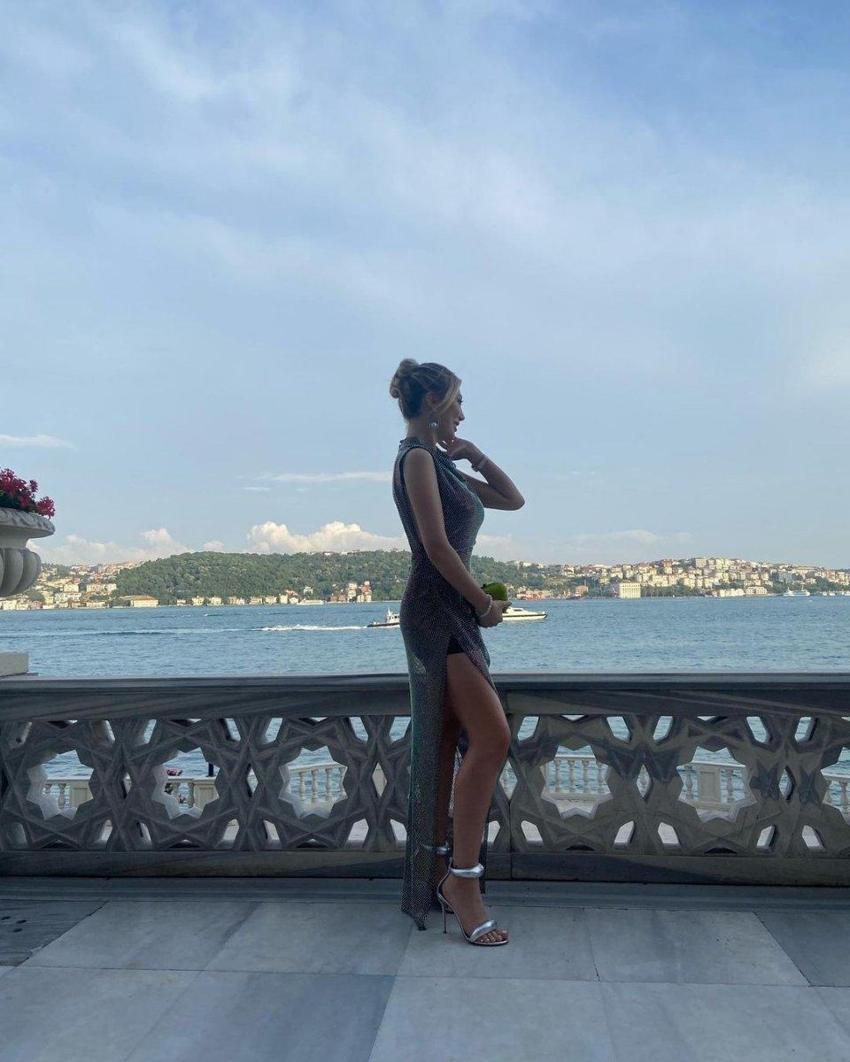 Yasmin Erbil sezonu açtı! Şezlong üzerinde...