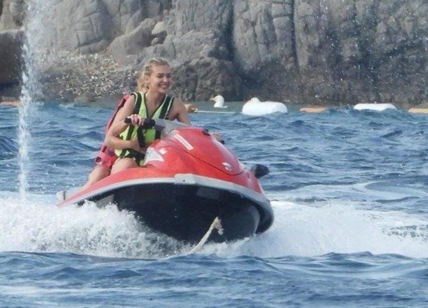 Oyuncu Melisa Döngel'den jet ski şov!