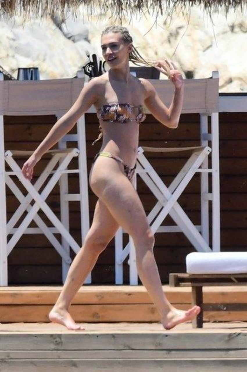 Oyuncu Melisa Döngel'den jet ski şov!