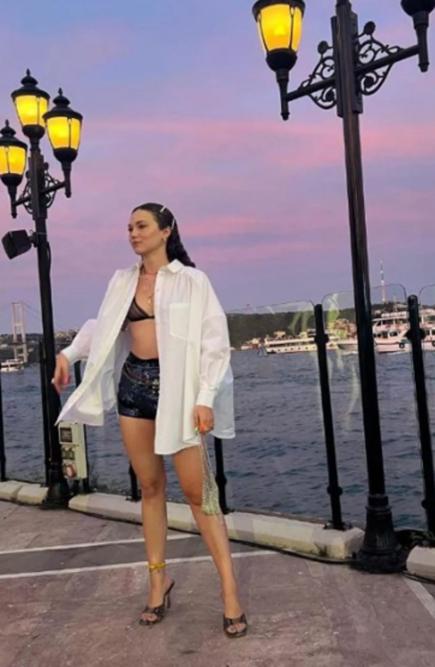 Melisa Şenolsun transparan sütyen giydi! Sansür...