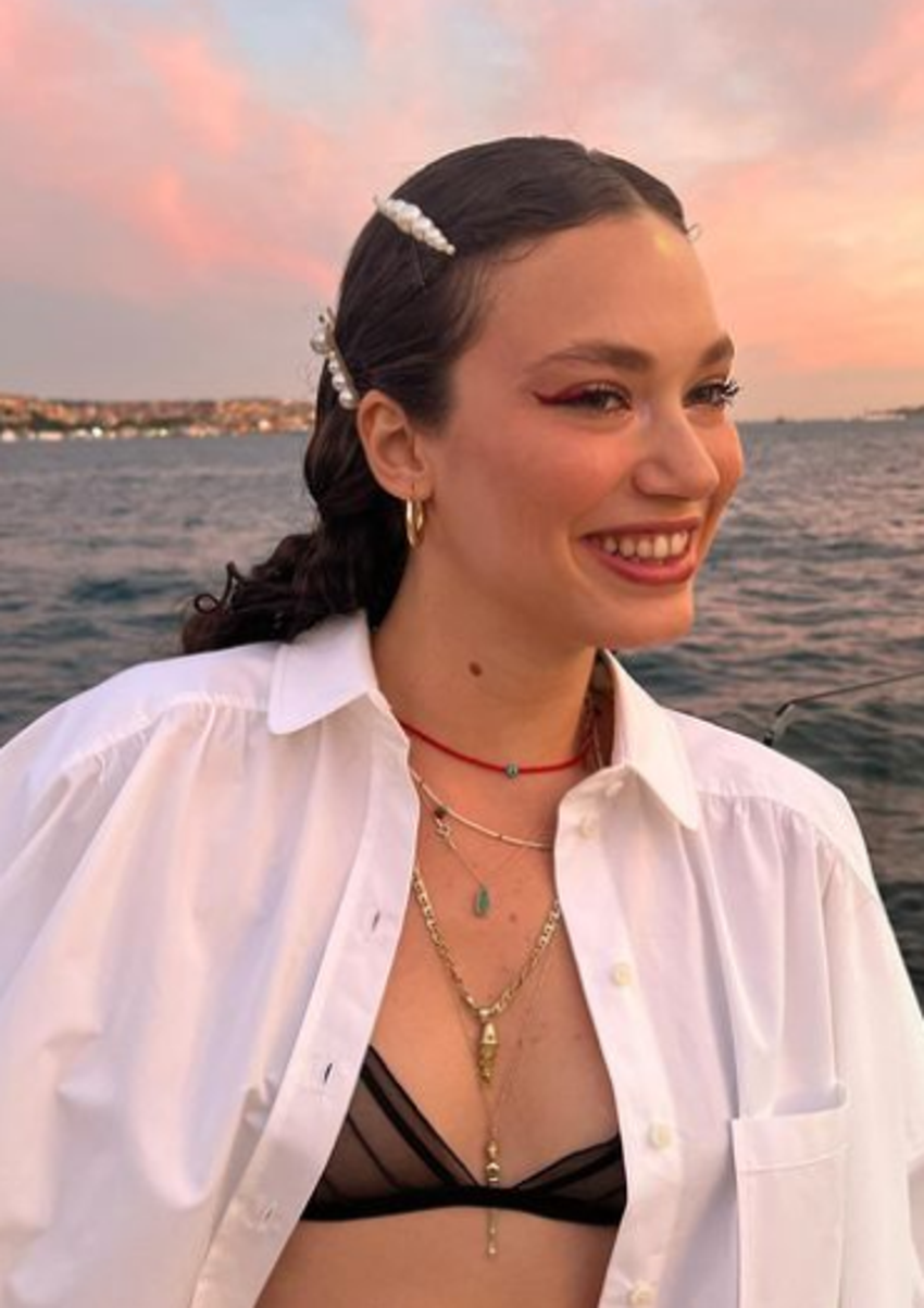 Melisa Şenolsun transparan sütyen giydi! Sansür...