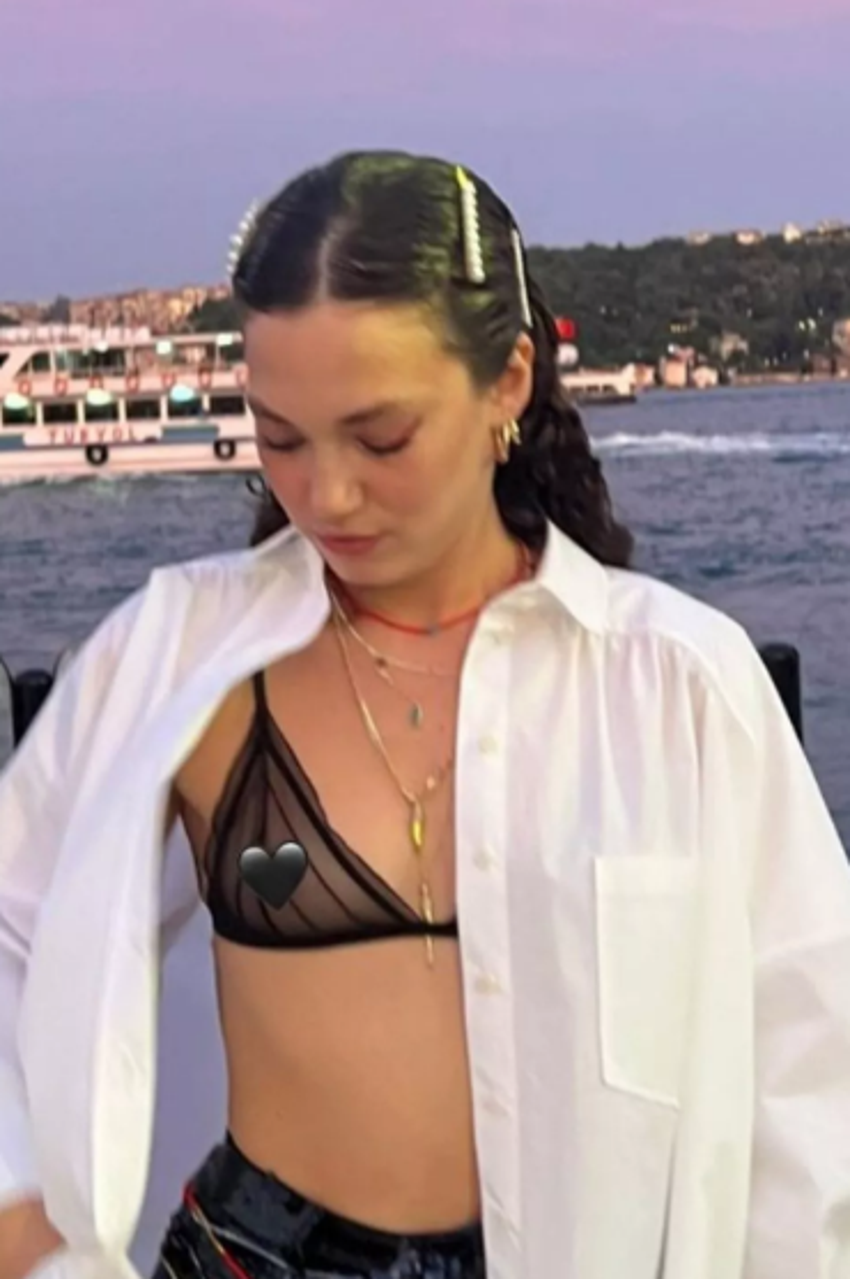 Melisa Şenolsun transparan sütyen giydi! Sansür...