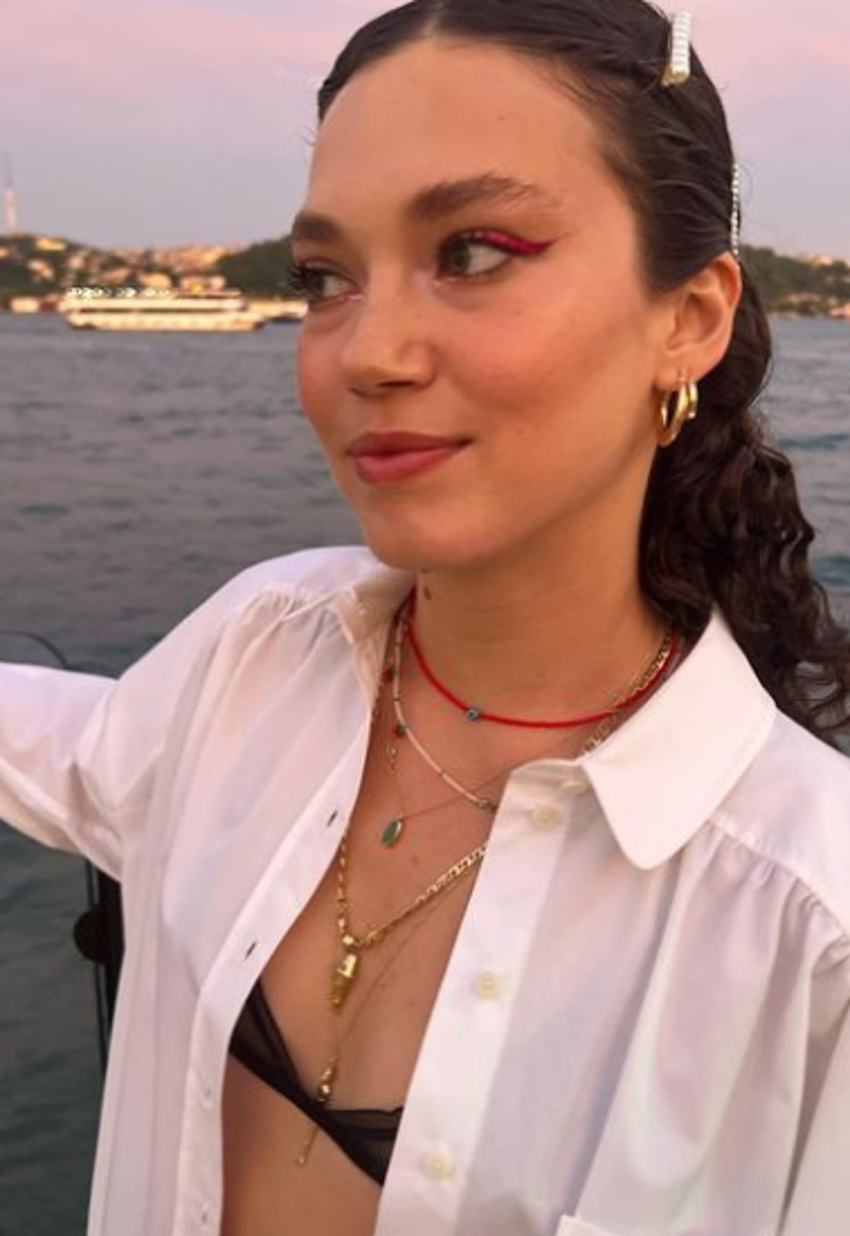 Melisa Şenolsun transparan sütyen giydi! Sansür...