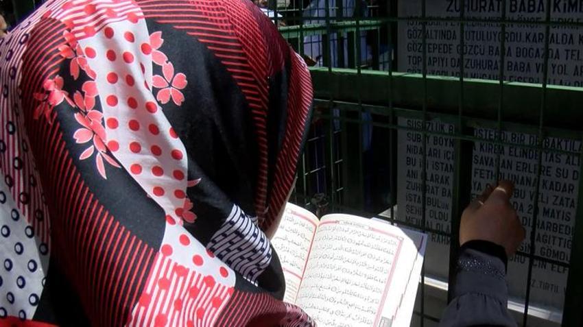 YKS öncesi Zuhuratbaba türbesi doldu taştı 