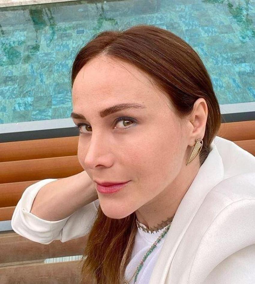 Tektaş yüzüğü dikkat çekti! Burçin Terzioğlu'ndan 'evlilik' sorusuna yanıt