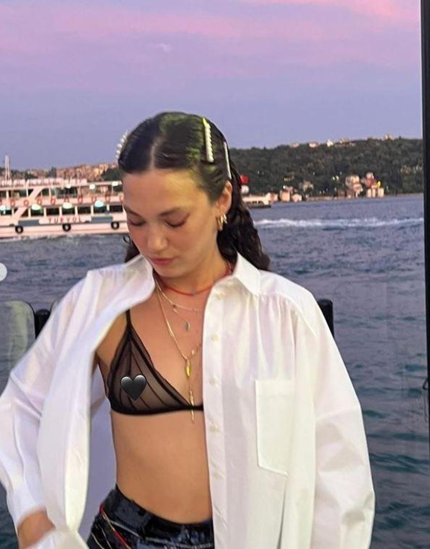 Melisa Şenolsun'dan transparan sütyenli poz! Göğüs ucu görünmesin diye emoji ile sansürledi