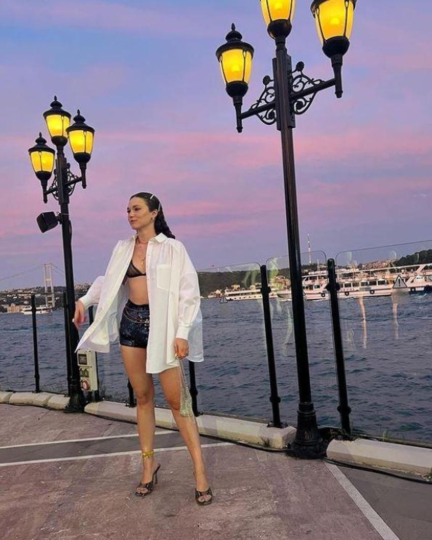 Melisa Şenolsun'dan transparan sütyenli poz! Göğüs ucu görünmesin diye emoji ile sansürledi