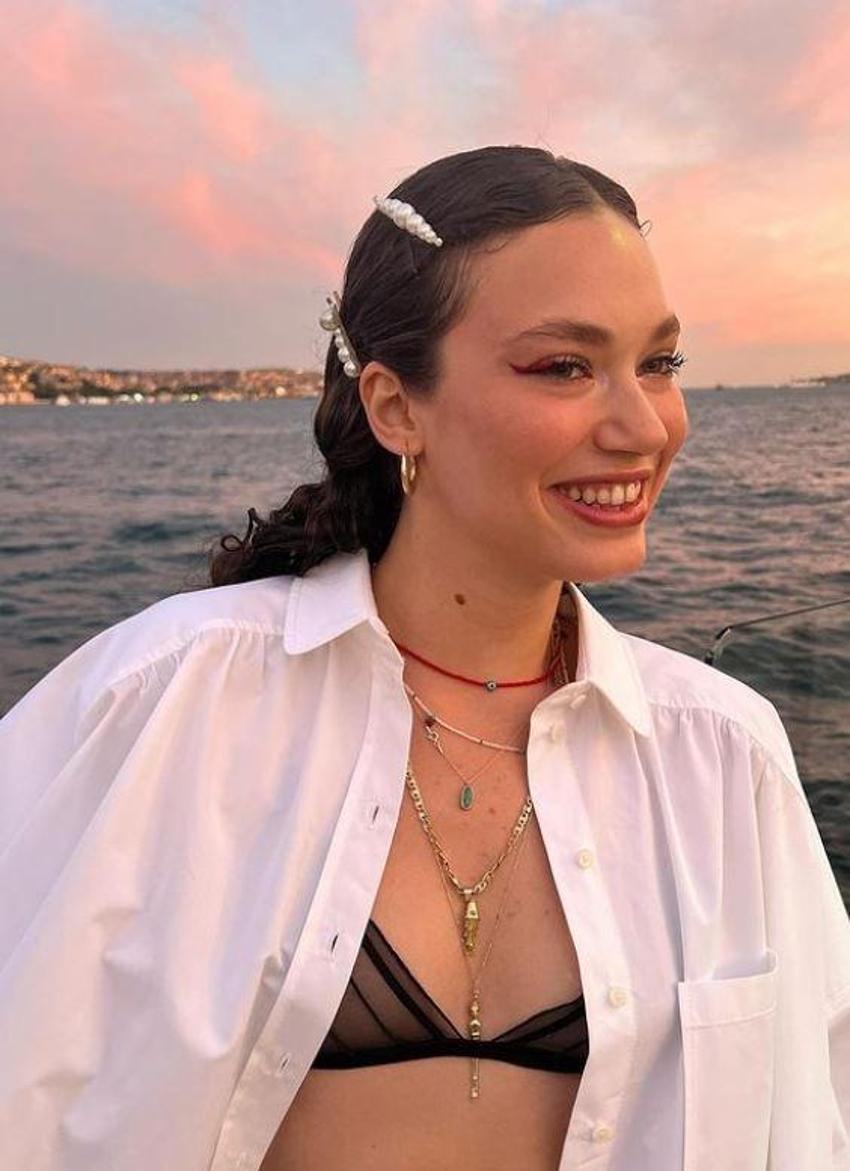 Melisa Şenolsun'dan transparan sütyenli poz! Göğüs ucu görünmesin diye emoji ile sansürledi