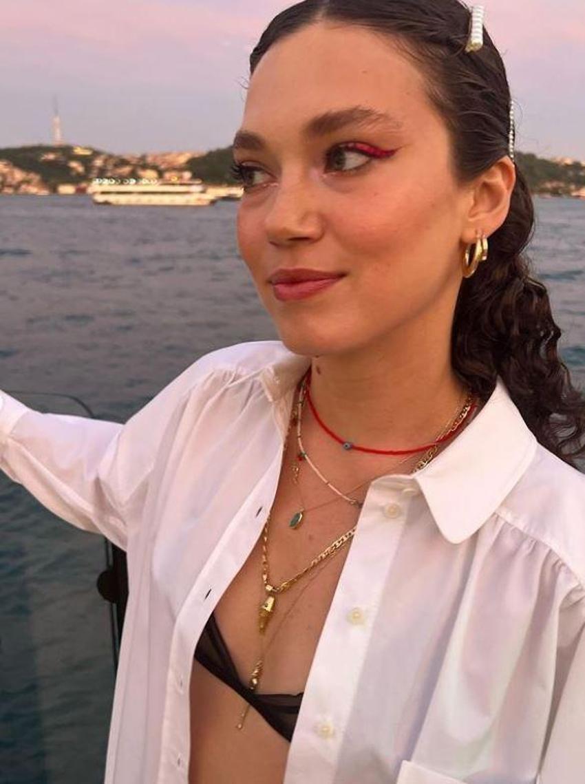 Melisa Şenolsun'dan transparan sütyenli poz! Göğüs ucu görünmesin diye emoji ile sansürledi