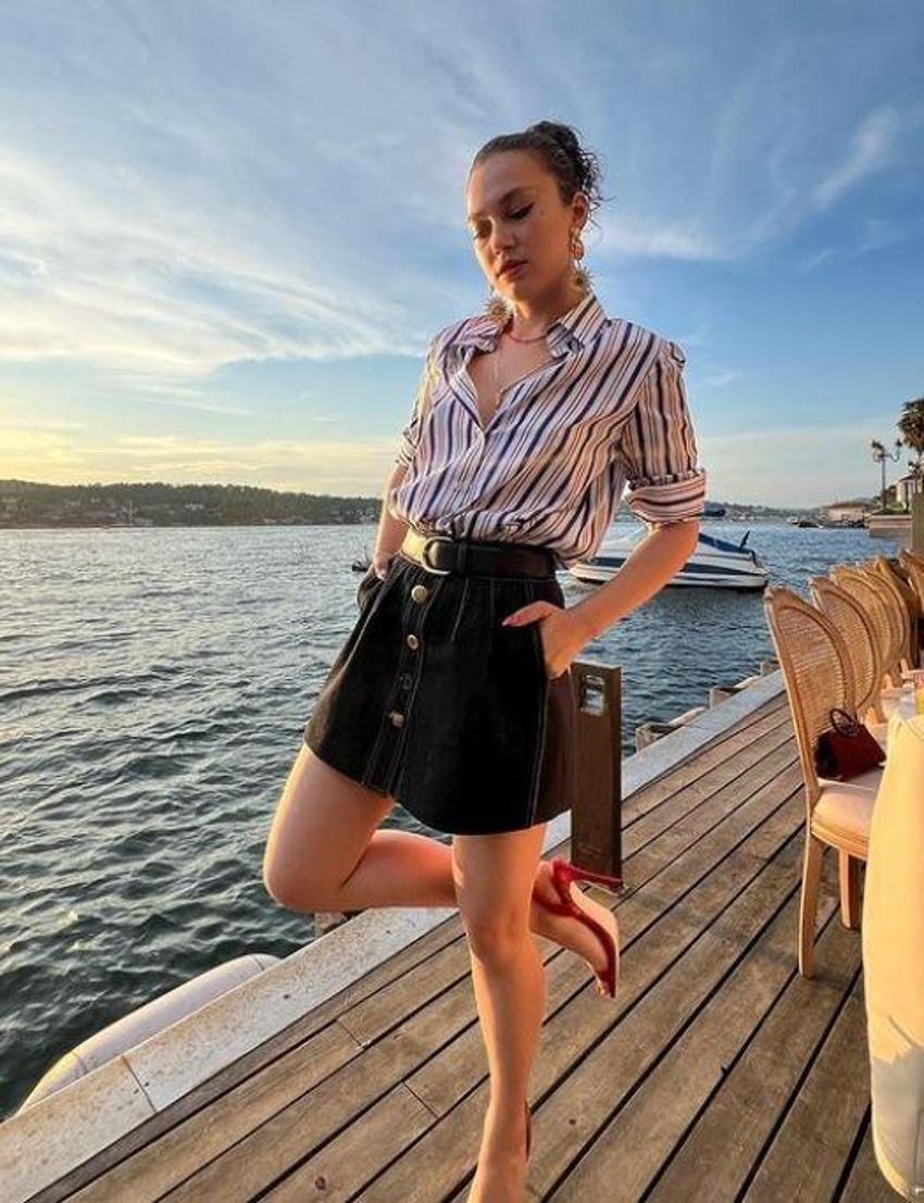 Melisa Şenolsun'dan transparan sütyenli poz! Göğüs ucu görünmesin diye emoji ile sansürledi