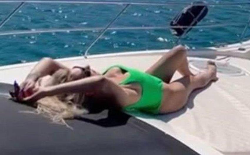 Hande Yener yeşil mayosuyla poz verdi!