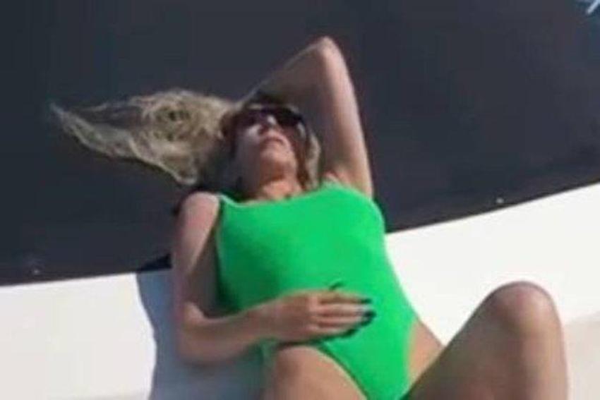 Hande Yener yeşil mayosuyla poz verdi!