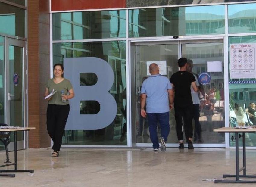 Adaylar sınavda, aileleri dışarıda ter döktü