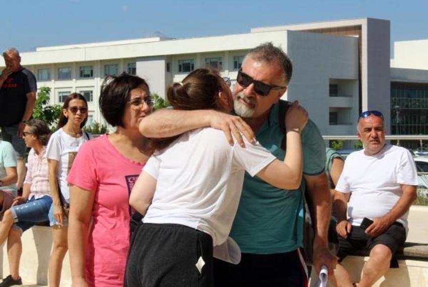 Adaylar sınavda, aileleri dışarıda ter döktü