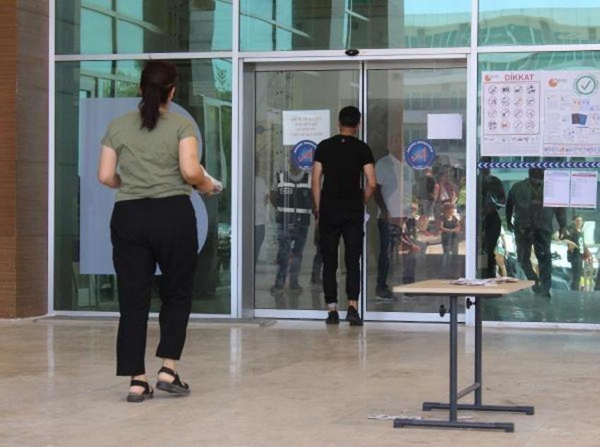 Adaylar sınavda, aileleri dışarıda ter döktü