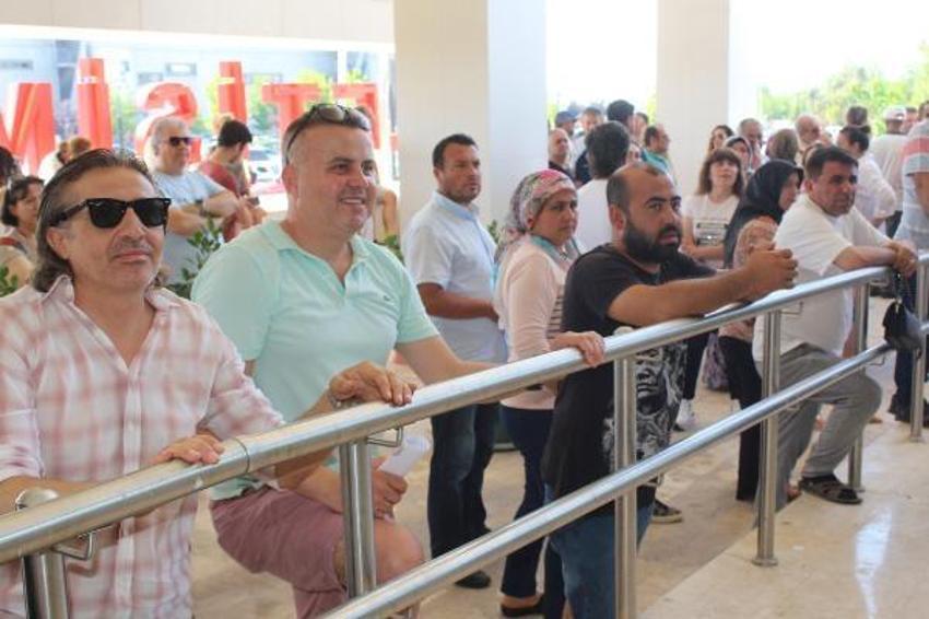 Adaylar sınavda, aileleri dışarıda ter döktü