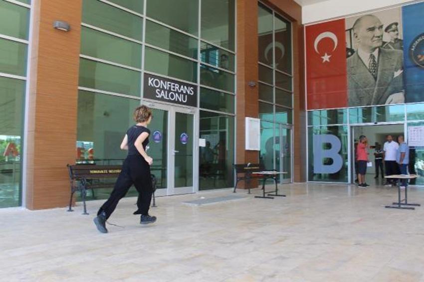Adaylar sınavda, aileleri dışarıda ter döktü