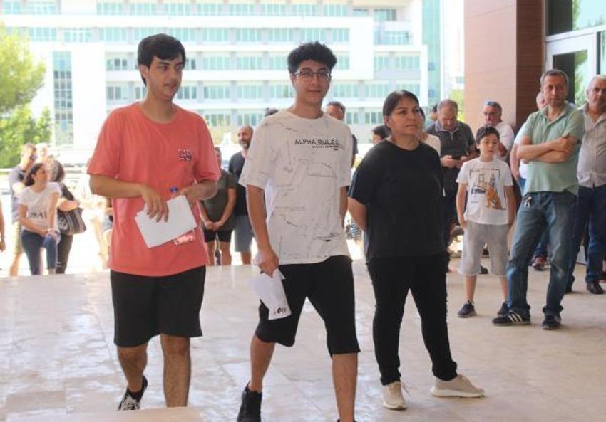 Adaylar sınavda, aileleri dışarıda ter döktü