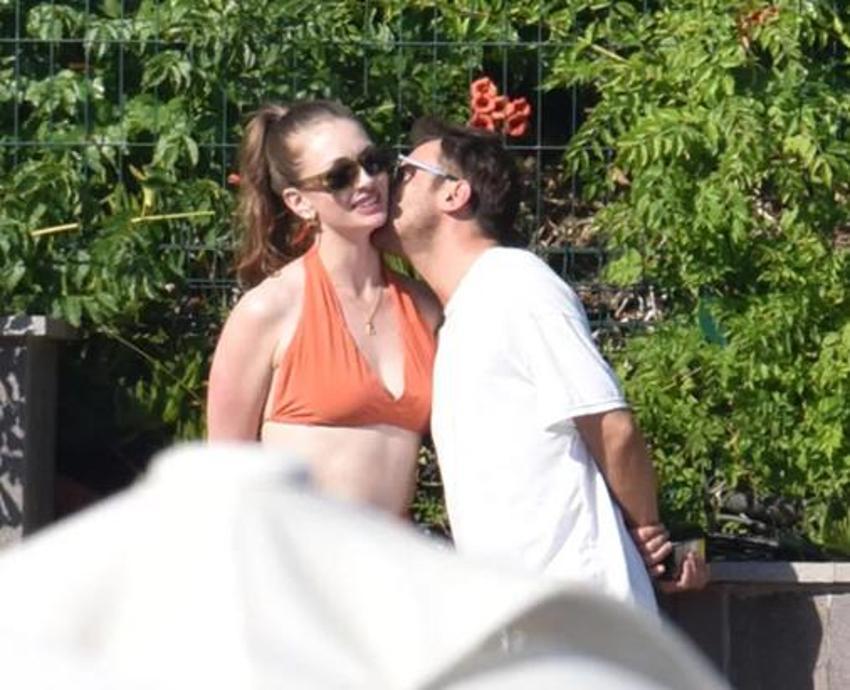 Yasemin Allen ve Tolga Güleç birbirlerini öpücüklere boğdu!