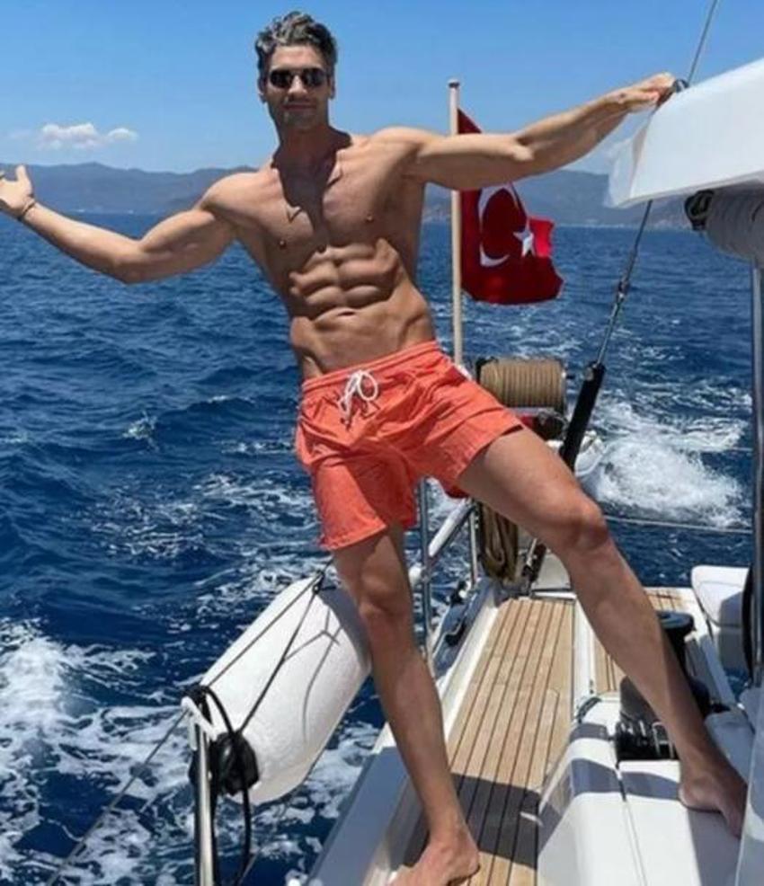Şükrü Özyıldız kaslı halini paylaştı! Ünlülerden beğeni ve yorum yağdı...