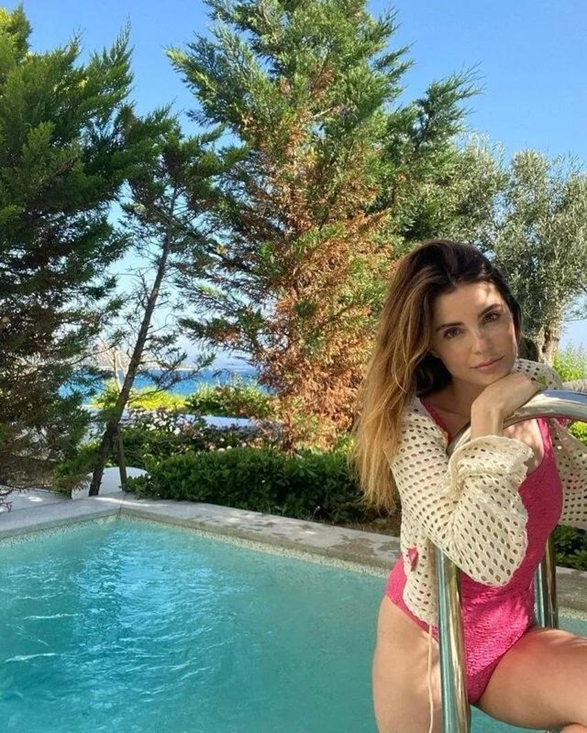 Ezgi Eyüboğlu, mayolu pozlarıyla ortalığı yıktı geçti! Tatili bedavaya getirdi