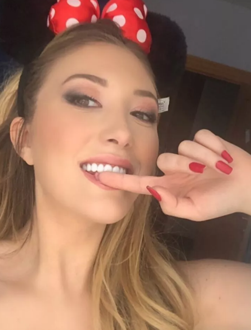 Yasmin Erbil beyaz göğüs dekolteli elbisesiyle olay oldu!