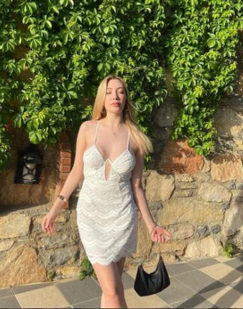 Yasmin Erbil beyaz göğüs dekolteli elbisesiyle olay oldu!