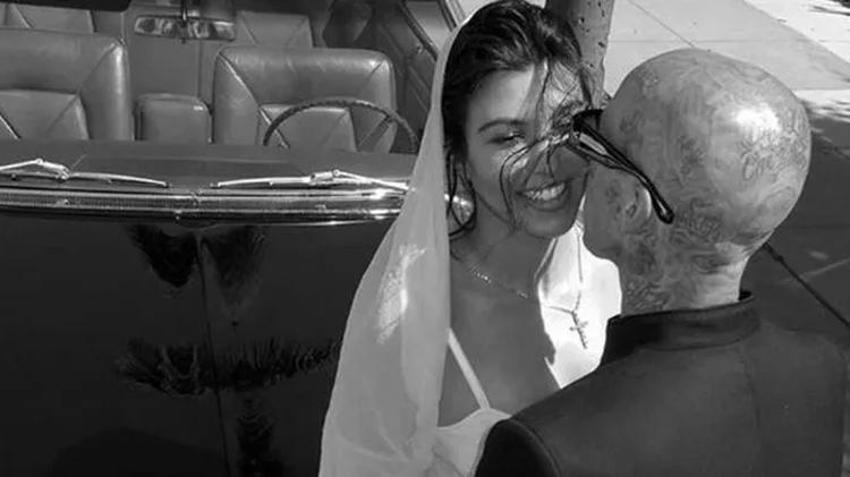 Travis Barker ve Kourtney Kardashian küvet pozuyla gündemde!