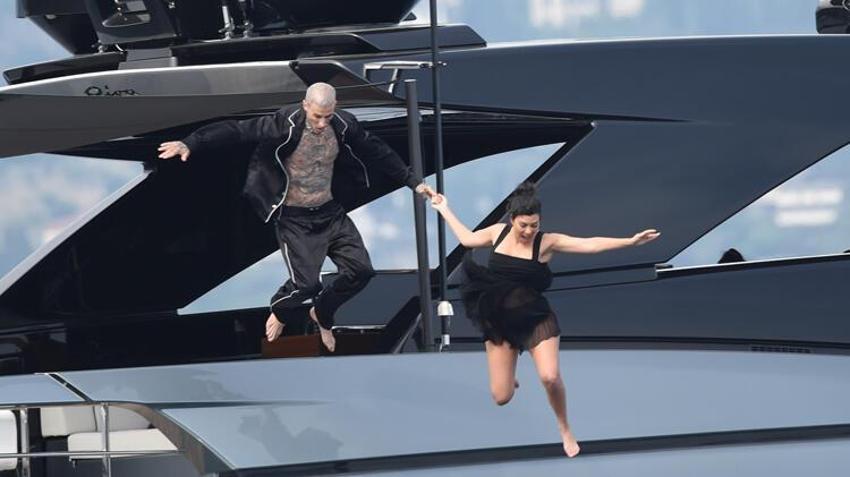 Travis Barker ve Kourtney Kardashian küvet pozuyla gündemde!