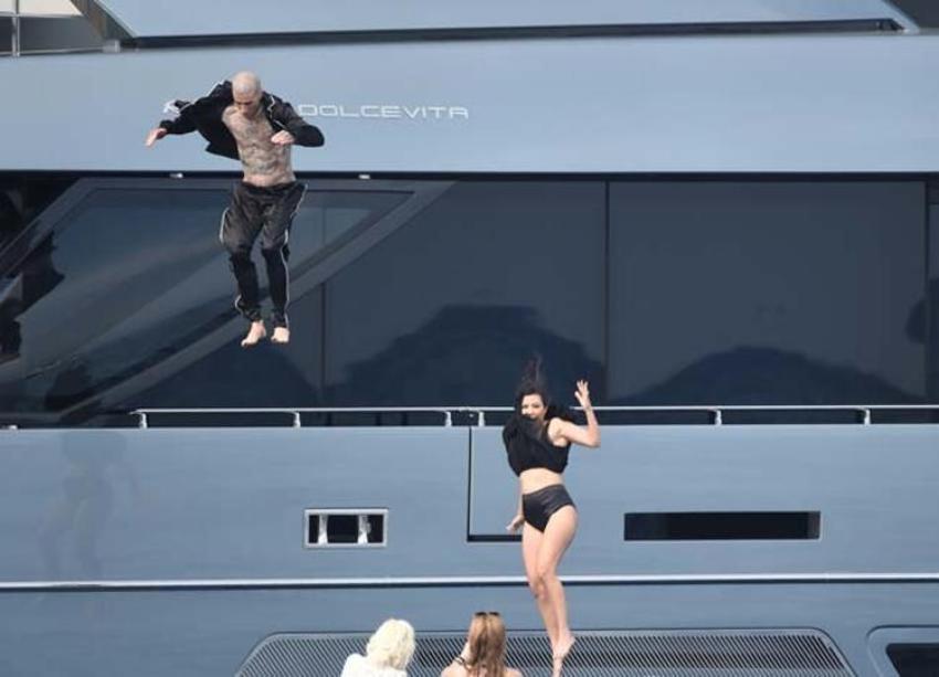 Travis Barker ve Kourtney Kardashian küvet pozuyla gündemde!