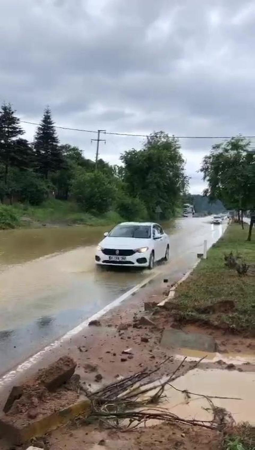 Düzce'de sel! Araçlar suya gömüldü, sürücüler zor anlar yaşadı