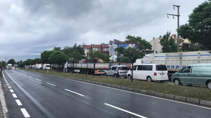 Düzce'de sel! Araçlar suya gömüldü, sürücüler zor anlar yaşadı