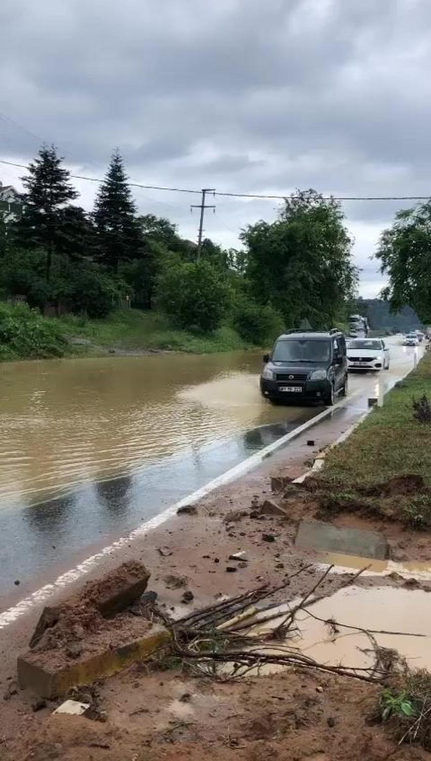 Düzce'de sel! Araçlar suya gömüldü, sürücüler zor anlar yaşadı