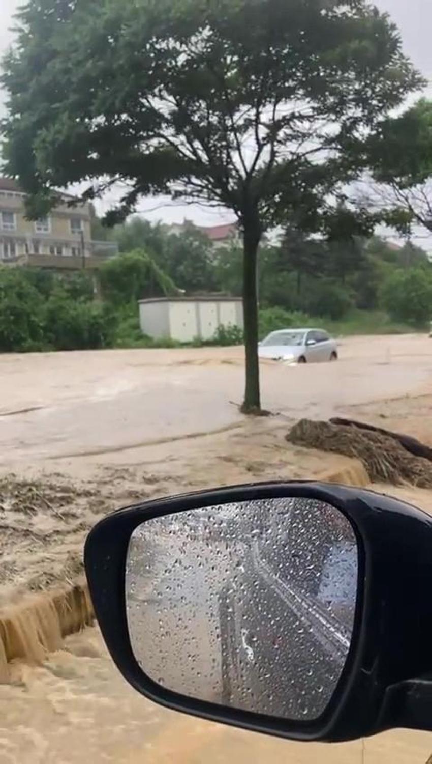 Düzce'de sel! Araçlar suya gömüldü, sürücüler zor anlar yaşadı
