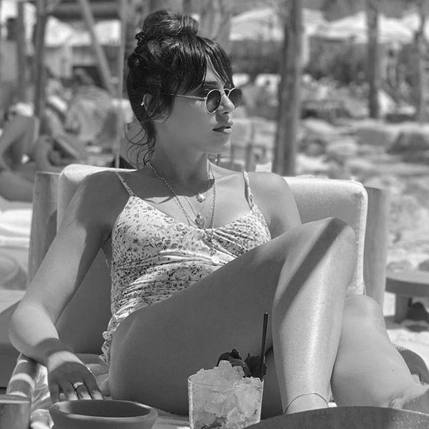 Yargı dizisinin Savcı Derya'sı Şükran Ovalı yeşil mayosuyla ortalığı kasıp kavurdu!