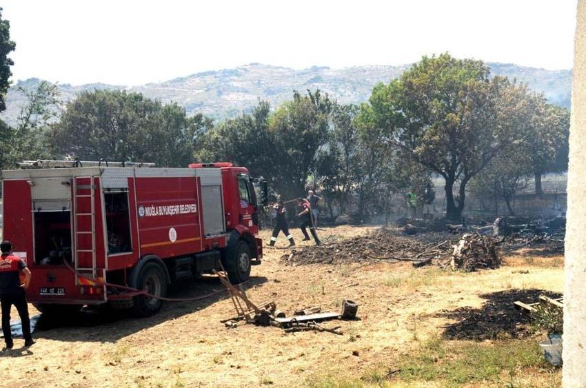 Muğla Marmaris’te orman yangını! 20 helikopter ve 14 uçakla havadan müdahale ediliyor...