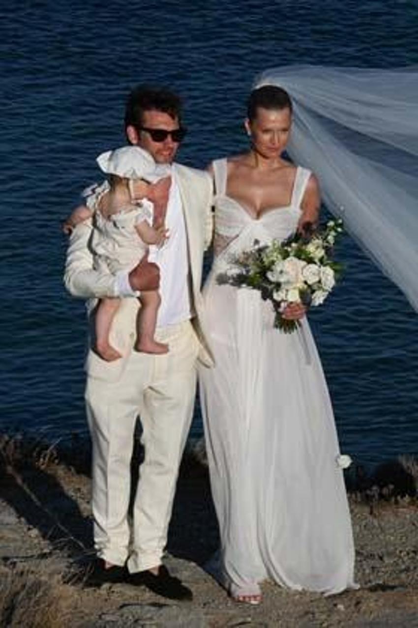 Toni Garrn ve Alex Pettyfer tekrar evlendi! Törende romantik anlar...