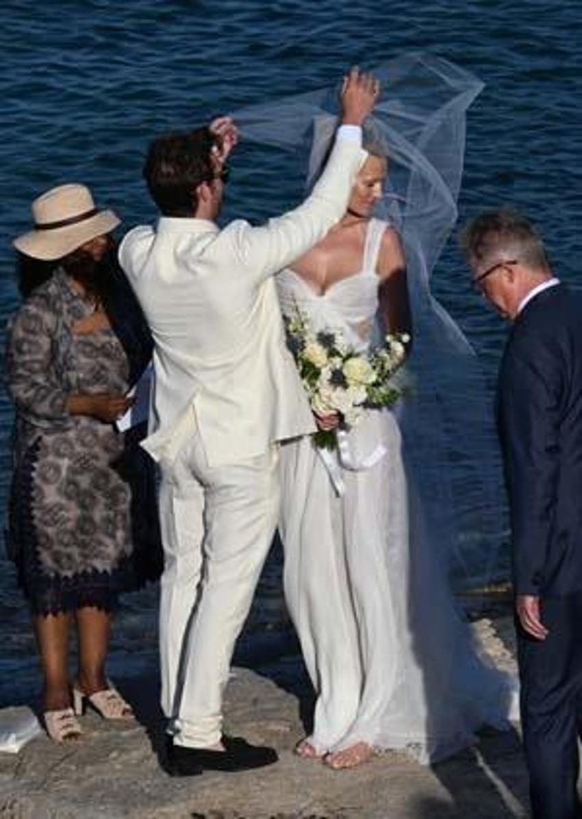 Toni Garrn ve Alex Pettyfer tekrar evlendi! Törende romantik anlar...
