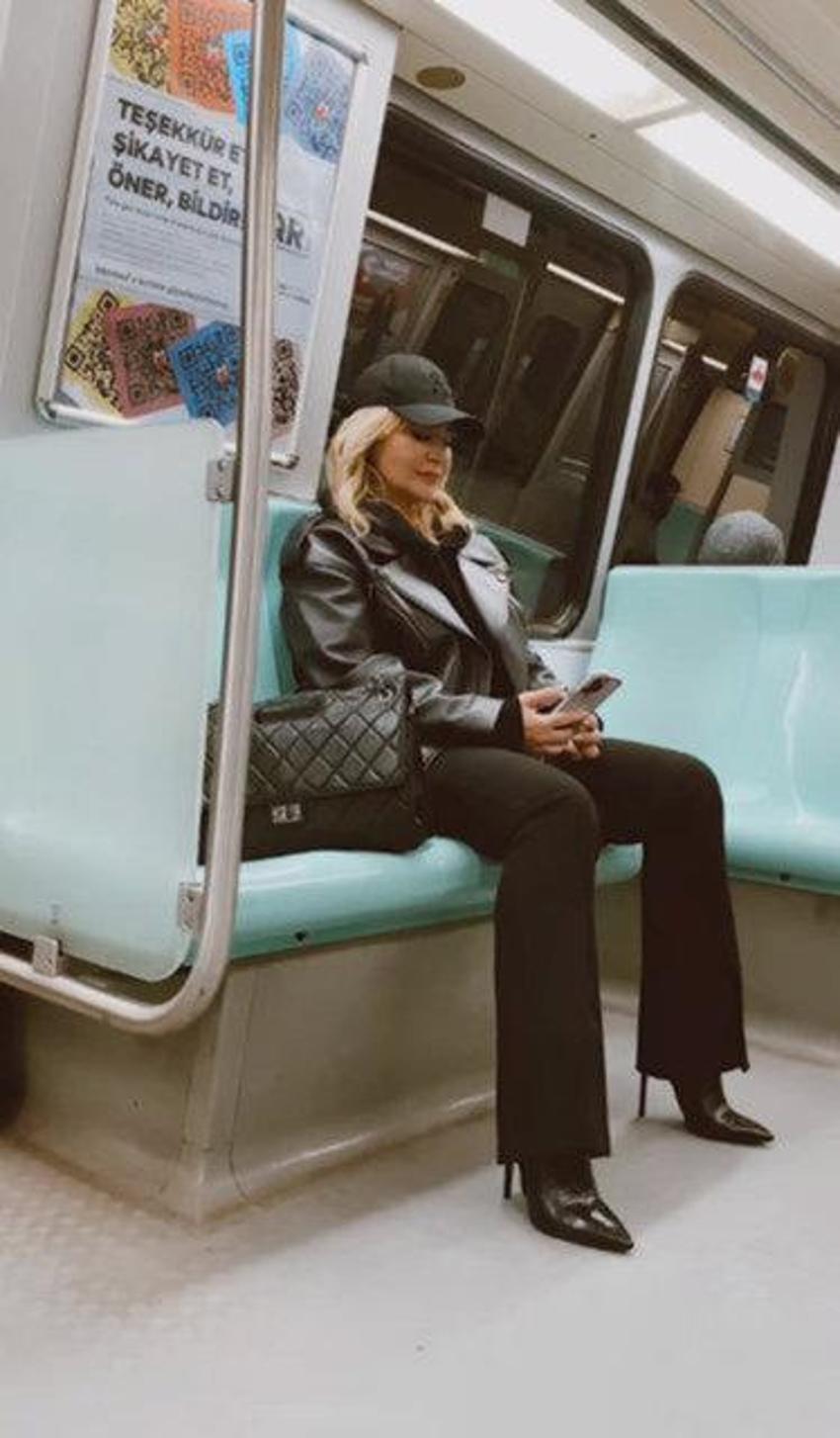 Merve Boluğur otobüsten paylaştı!