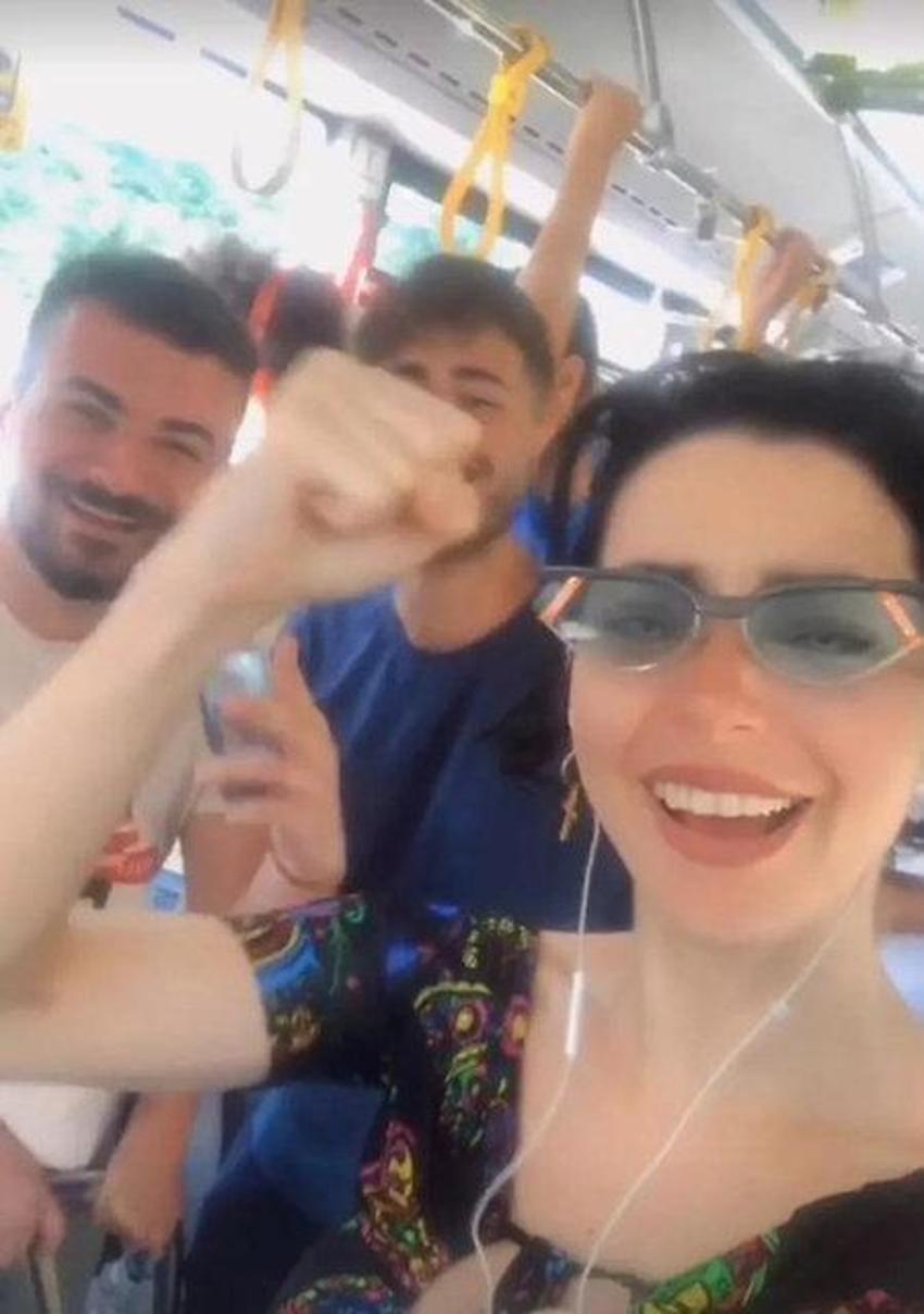 Merve Boluğur otobüsten paylaştı!