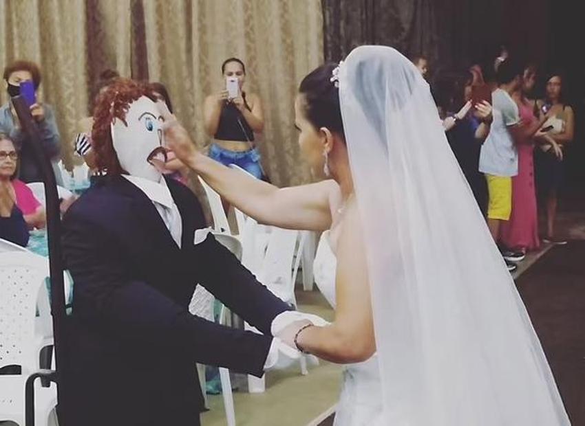 Böylesi daha önce görülmedi! Annesinin yaptığı bez erkekle evlendi, hamile kaldı sonra da...