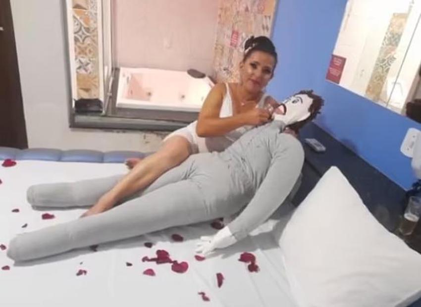 Böylesi daha önce görülmedi! Annesinin yaptığı bez erkekle evlendi, hamile kaldı sonra da...