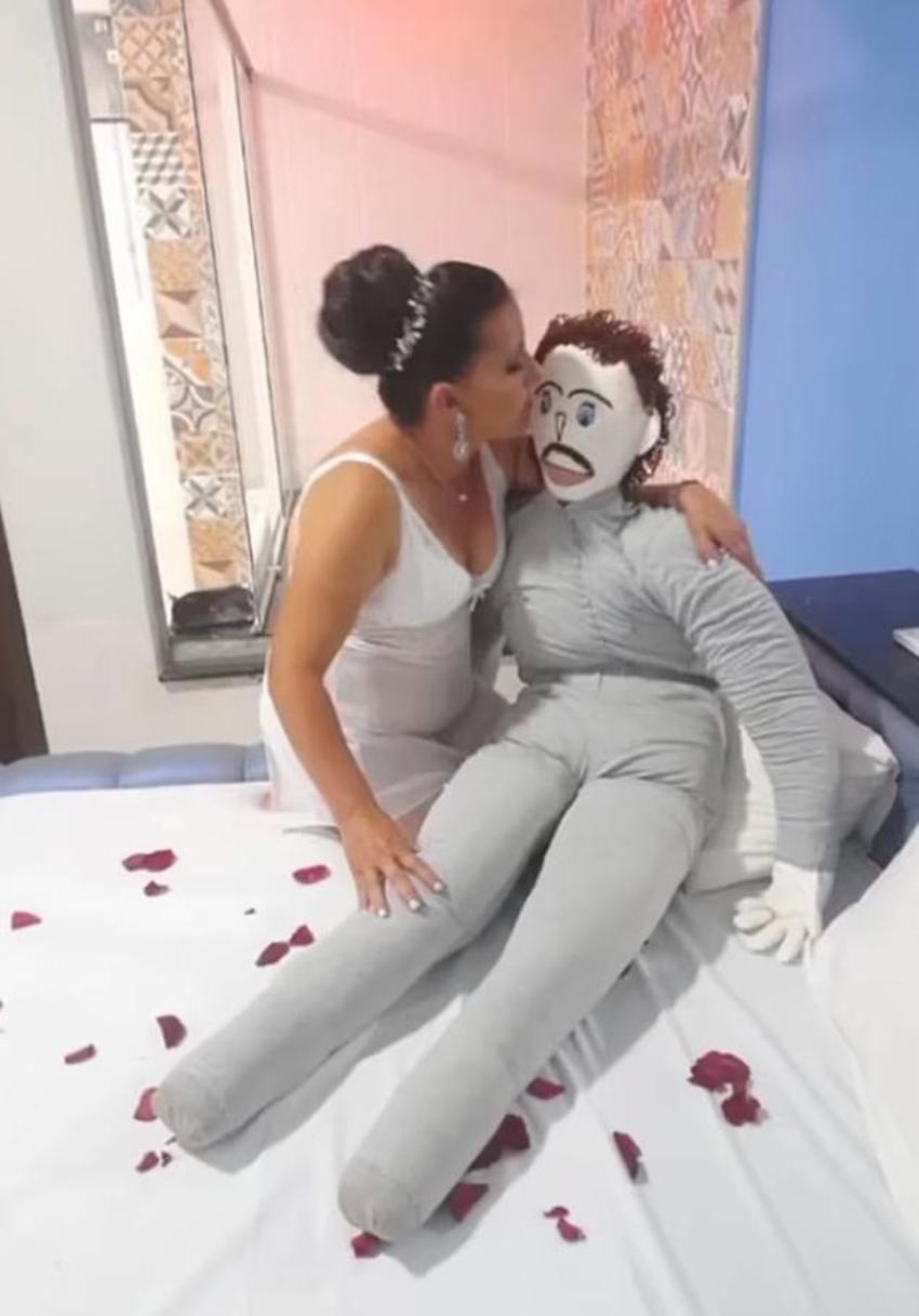 Böylesi daha önce görülmedi! Annesinin yaptığı bez erkekle evlendi, hamile kaldı sonra da...
