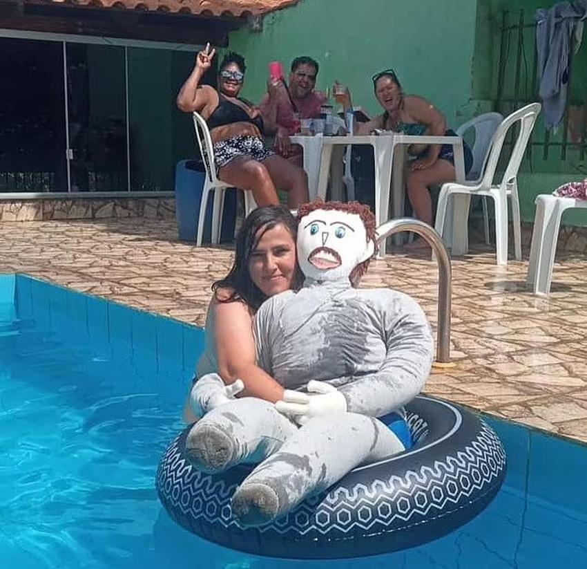 Böylesi daha önce görülmedi! Annesinin yaptığı bez erkekle evlendi, hamile kaldı sonra da...
