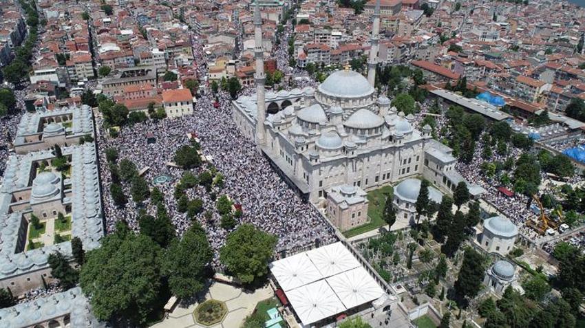 Mahmut Ustaosmanoğlu'nun cenazesi: Fatih Camii'ndeki yoğunluk havadan görüntülendi