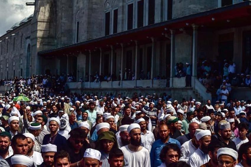 Mahmut Ustaosmanoğlu'nun cenazesi: Fatih Camii'ndeki yoğunluk havadan görüntülendi